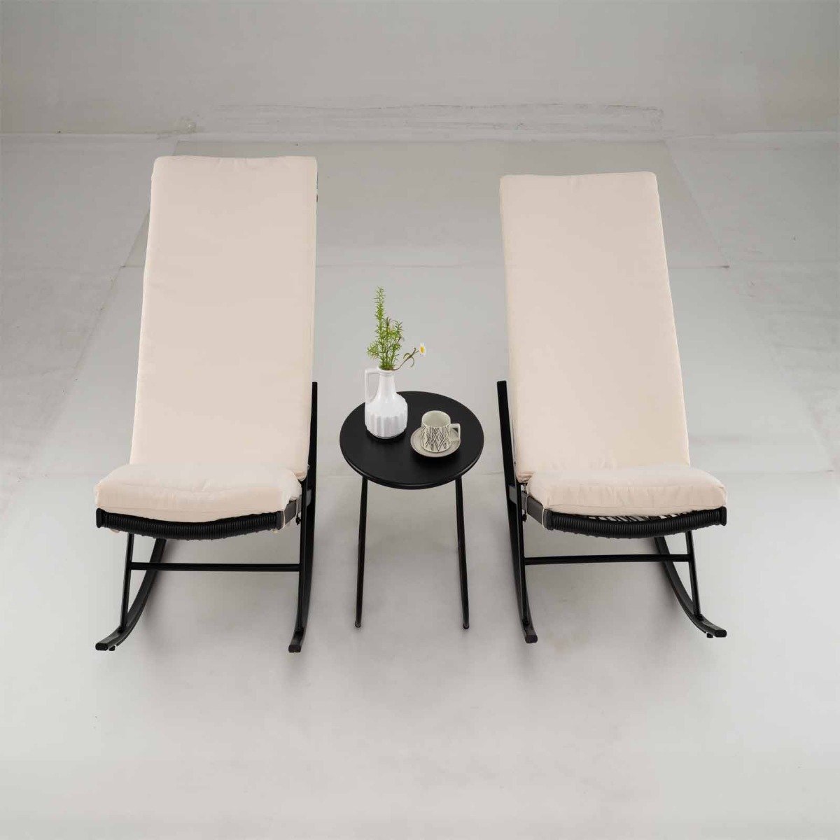 3-osaline kiik-bistrookomplekt pe-rotangist toolidega metallist kohvilaua ja paksude patjadega aiakomplekt