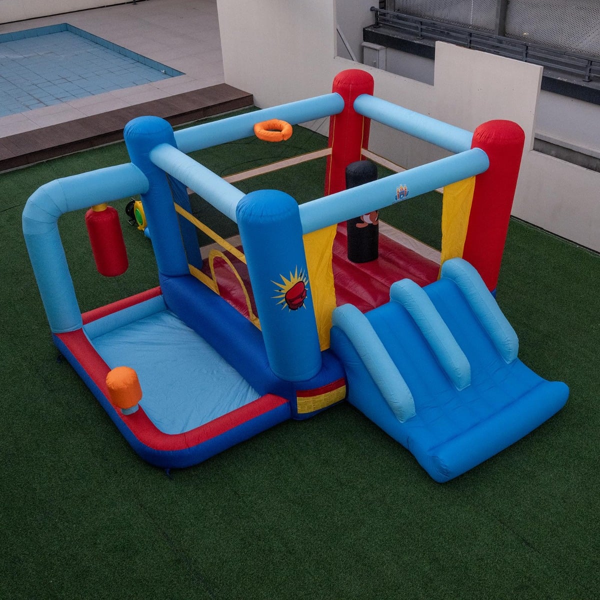 Hüppeloss Hüppeloss puhuri, liumäe, hüppeala, korvpallirõnga, poksikottide ja pallibasseiniga