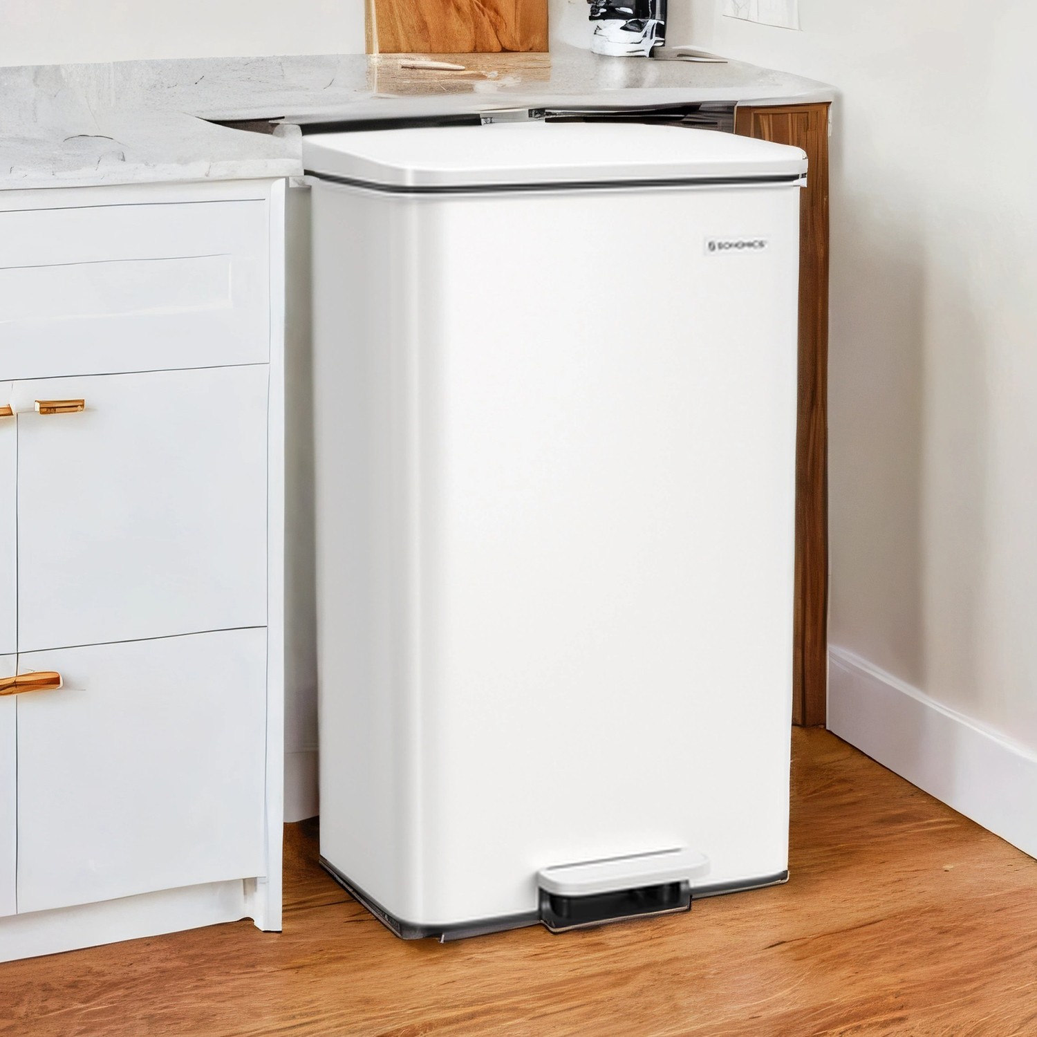 Köögiprügikast, suur prügikast kaanega, valmistatud terasest