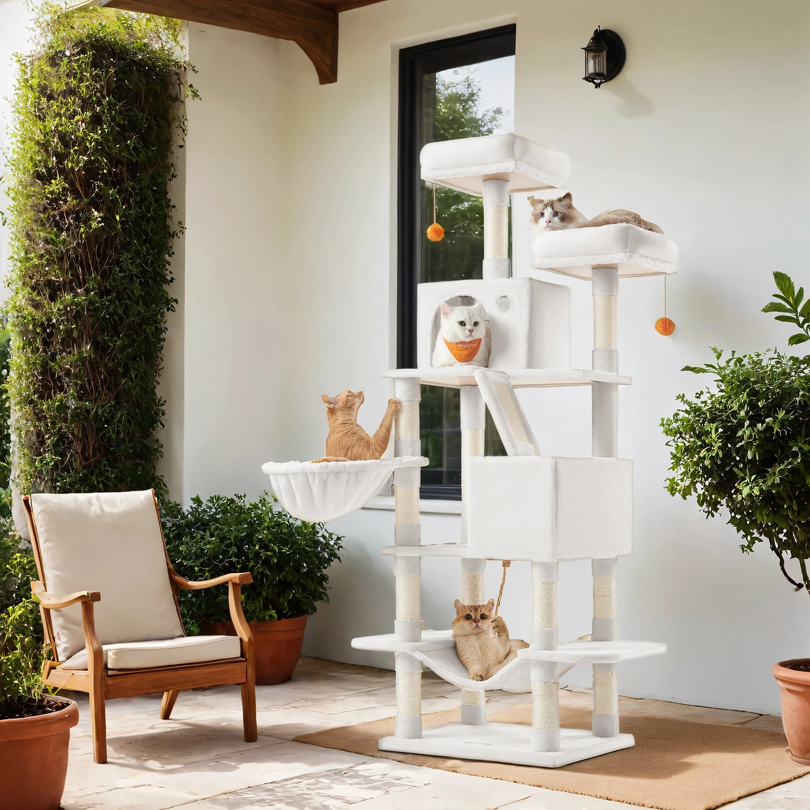 Suur kassipuu 13 kraapimispostiga, kreemvalge