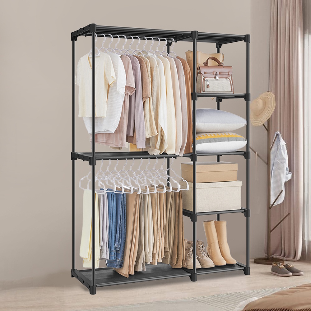 Riidepuudega riiul, avatud riidekapp, palju hoiuruumi magamistoas