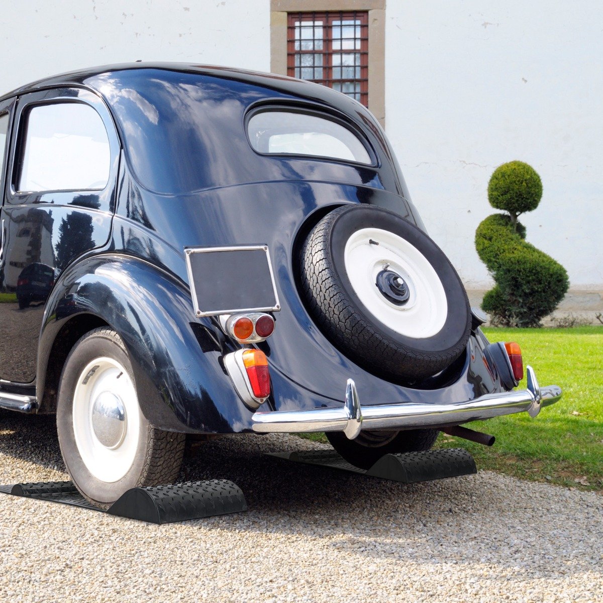 Komplektis 2 pidurduslävega parkimisabi, millel on hoiatusribad