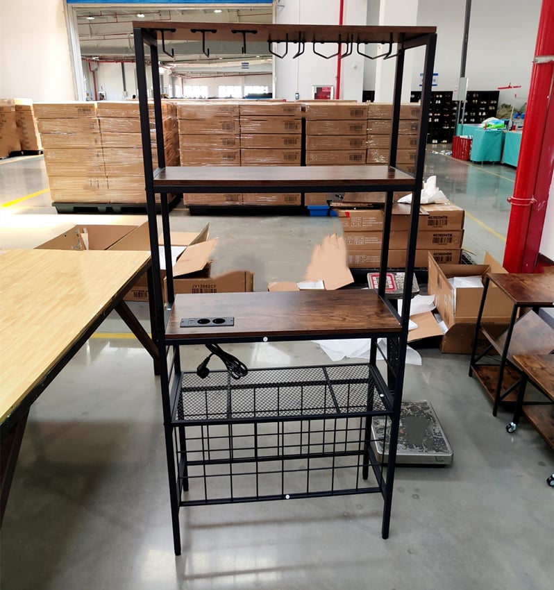 Veiniriiul pistikupesa, klaasi- ja topsihoidjate ning 8 konksuga, mikrolaineahju alus, maalähedane pruun