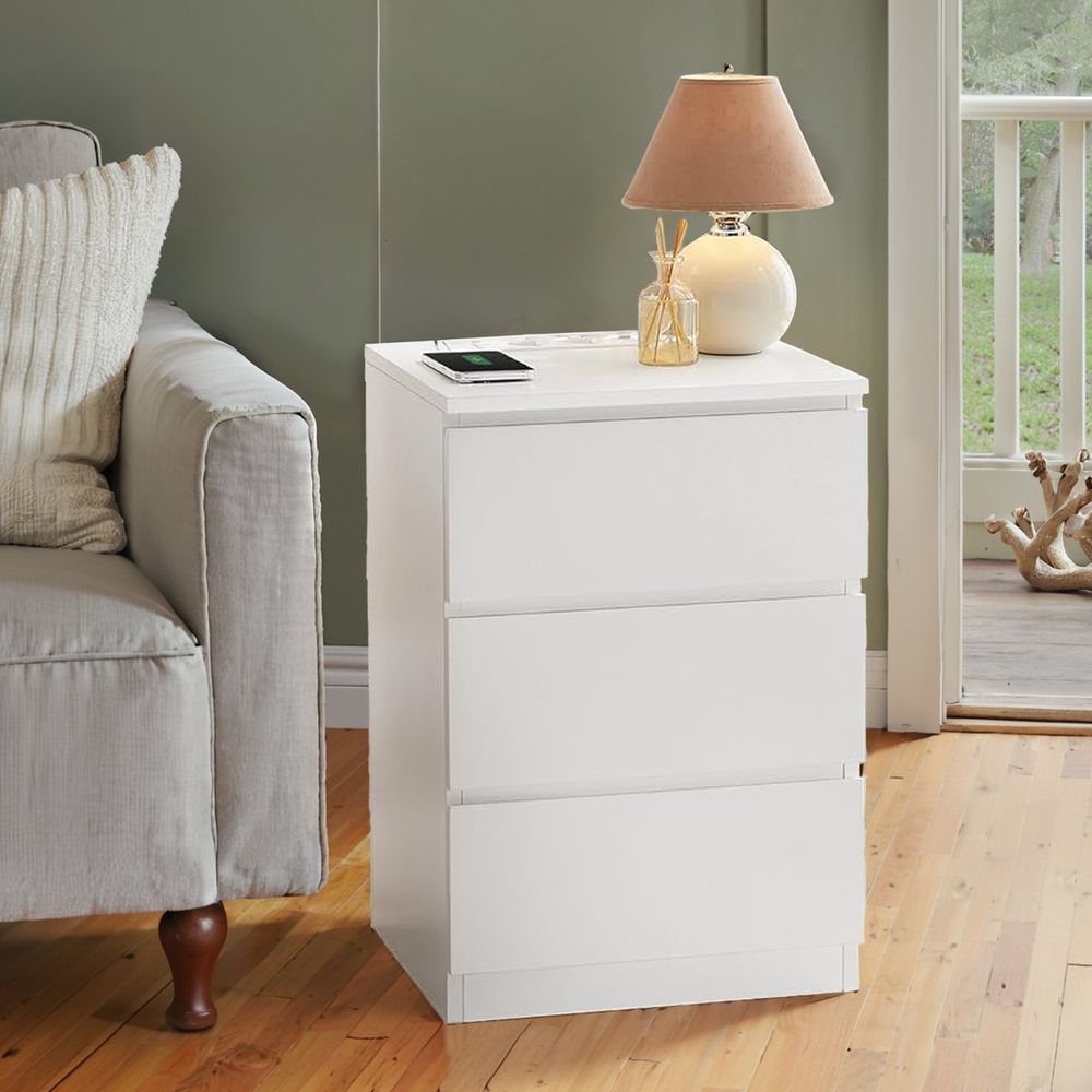 Öökapp pistikupesadega, abilaud 3 sahtliga, 2 vahelduvvoolupesa