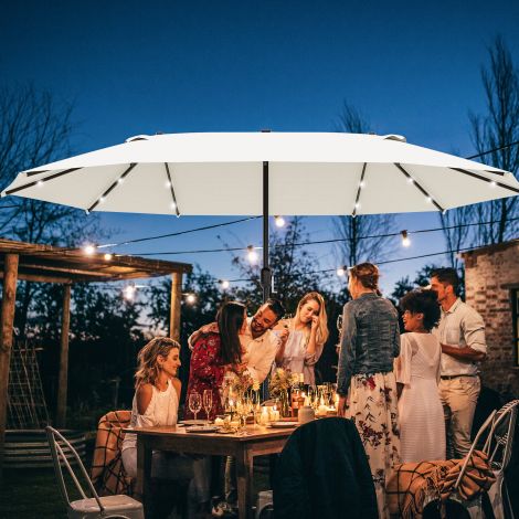 Kahepoolne päikesevari LED-idega, 440 x 256 cm, aiavari käsikangiga, terrassivari kreemvalge aeda ja terrassile.