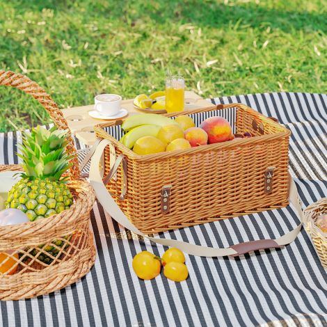 Pajust valmistatud piknikukorv, piknikukohver 4 inimesele koos piknikuteki, söögiriistade komplekti, pudeliavaja, piknikulaua ja piknikukomplektiga, täiskomplekt telkimiseks, rannas, jõuludeks, helepruun.